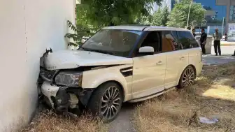 Elazığ'da Kontrolden Çıkan Cip Kaldırıma Çarptı: 2 Yaralı