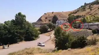 Elazığ'da Yolcu Treni ile Otomobil Çarpıştı: Kaza Anı Kamerada