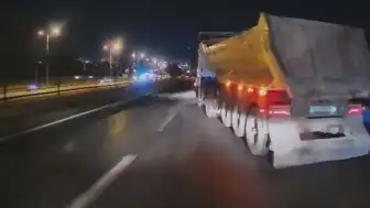 Esenyurt TEM Otoyolu'nda Hafriyat Kamyonlarının Tehlikeli Şerit Değiştirmesi Kamerada