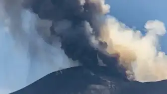 Etna Yanardağı'nda Şiddetli Patlama: Hava Trafiğine Kırmızı Kod Verildi