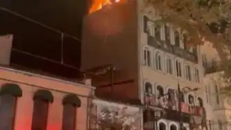 Fatih'te Bir Binanın Çatısındaki Baz İstasyonunda Yangın Çıktı