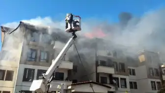 Hatay Hassa'da İki Binanın Çatısında Yangın Çıktı