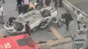İskenderun'da Otomobilin Bariyerlere Çarparak Takla Atması Sonucu 2 Kişi Öldü, 3 Kişi Yaralandı