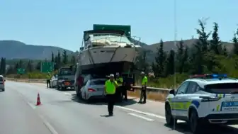 İzmir'de Sıra Dışı Kaza: Otomobil Tekne Taşıyan Çekiciye Çarptı