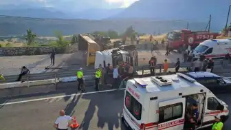 Karabük'te Kontrolden Çıkan Çakıl Yüklü Tır Alev Aldı: 1 Yaralı