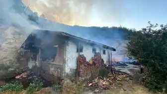 Kastamonu'da Ahşap Evde Başlayan Yangın Ormanlık Alana Yayıldı