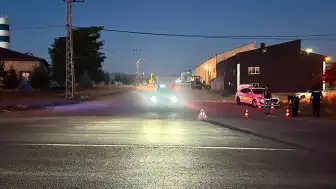 Kayseri'de Trafik Kazası Sonrası Kaçmaya Çalışan Sürücü Yayalara ve Polise Çarptı: 1 Ölü, 2 Yaralı
