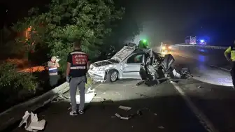 Kocaeli'de tırın arızalı otomobile çarpması sonucu 1 çocuk yaşamını yitirdi, 3 kişi yaralandı