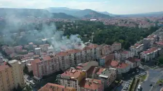 Kütahya'da Yıldırım Düşmesi Sonucu Apartman Çatısında Yangın Meydana Geldi