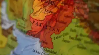 Pakistan'da Yolcu Otobüsü Uçuruma Yuvarlandı: 40 Can Kaybı
