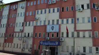 Salihli'de Uzaklaştırma Kararı Sonrası Cinayet: Eşini Bıçakla Öldürdü