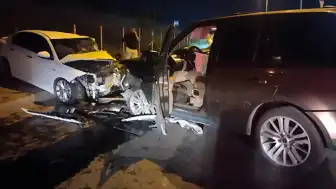 Sancaktepe'de ters yönde ilerleyen otomobilin karıştığı kazada 5 yaralı