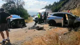 Tokat Niksar'da İki Otomobil Kafa Kafaya Çarpıştı: 10 Yaralı