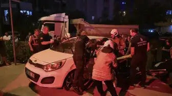 Ümraniye'de hafriyat kamyonu ile otomobil çarpıştı: 4 yaralı
