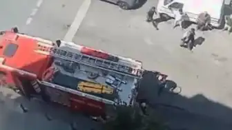 Gaziosmanpaşa'da Ayakkabıcıda Çıkan Yangında Çatıya Sığınanlar Kurtarıldı