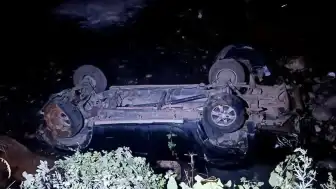Kars'ın Kağızman ilçesinde dereye düşen pikaptaki 3 kişi yaralandı