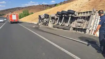Bingöl-Diyarbakır kara yolunda saman yüklü TIR'da çıkan yangın söndürüldü