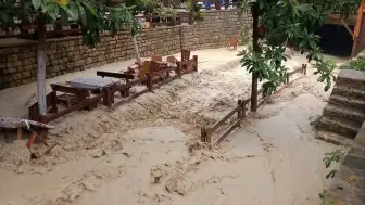 Hatay'ın Samandağ İlçesinde Hıdırbey Deresi Taştı, Çay Bahçesi Sular Altında Kaldı
