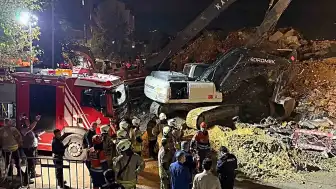 Küçükçekmece'de Yıkımı Devam Eden Bina Kendiliğinden Çöktü: 2 Yaralı