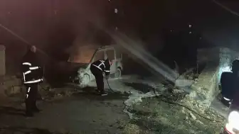 Niğde'de Park Halindeki Hafif Ticari Araçta Yangın Çıktı