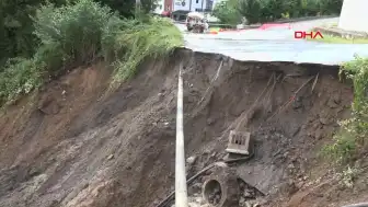 Trabzon'da Şiddetli Yağış Sonrası Yol Çöktü, Araç Dereye Düştü: İki Kişi Yaralandı