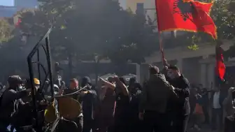 Arnavutluk'ta Öğrenci Protestoları Şiddetlendi: Hükümet Binaları Ateşe Verildi