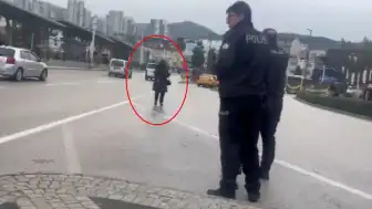 Bursa'da Kadın, Çocuklarını Göremeyince Boğazına Bıçak Dayadı