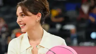 Cemre Baysel'den Meme Kanseri Farkındalığı İçin 'Pembe Top'la İkonik Atış