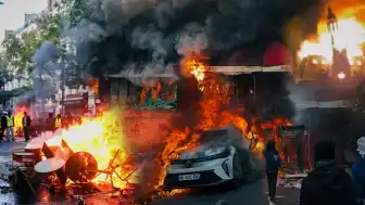 Fransa'da Gösteriler Şiddetlendi: Tarihi Bina Ateşe Verildi, Mağazalar Yağmalandı