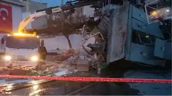 Freni Boşalan Kamyon Okul Bahçesine Düştü: 1 Yaralı