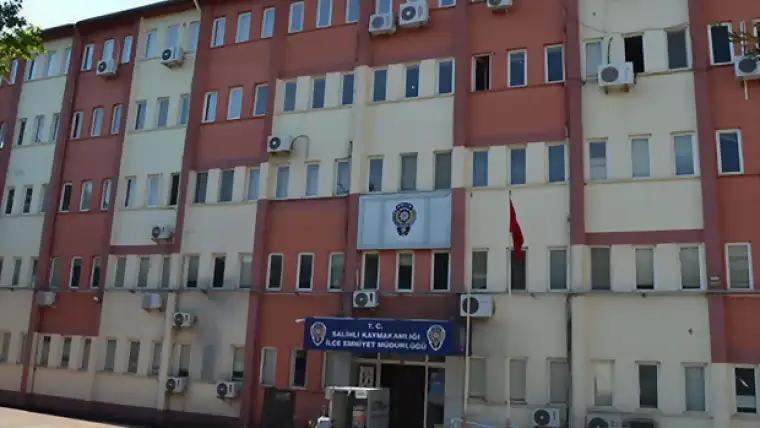 Salihli'de Uzaklaştırma Kararı Sonrası Cinayet: Eşini Bıçakla Öldürdü