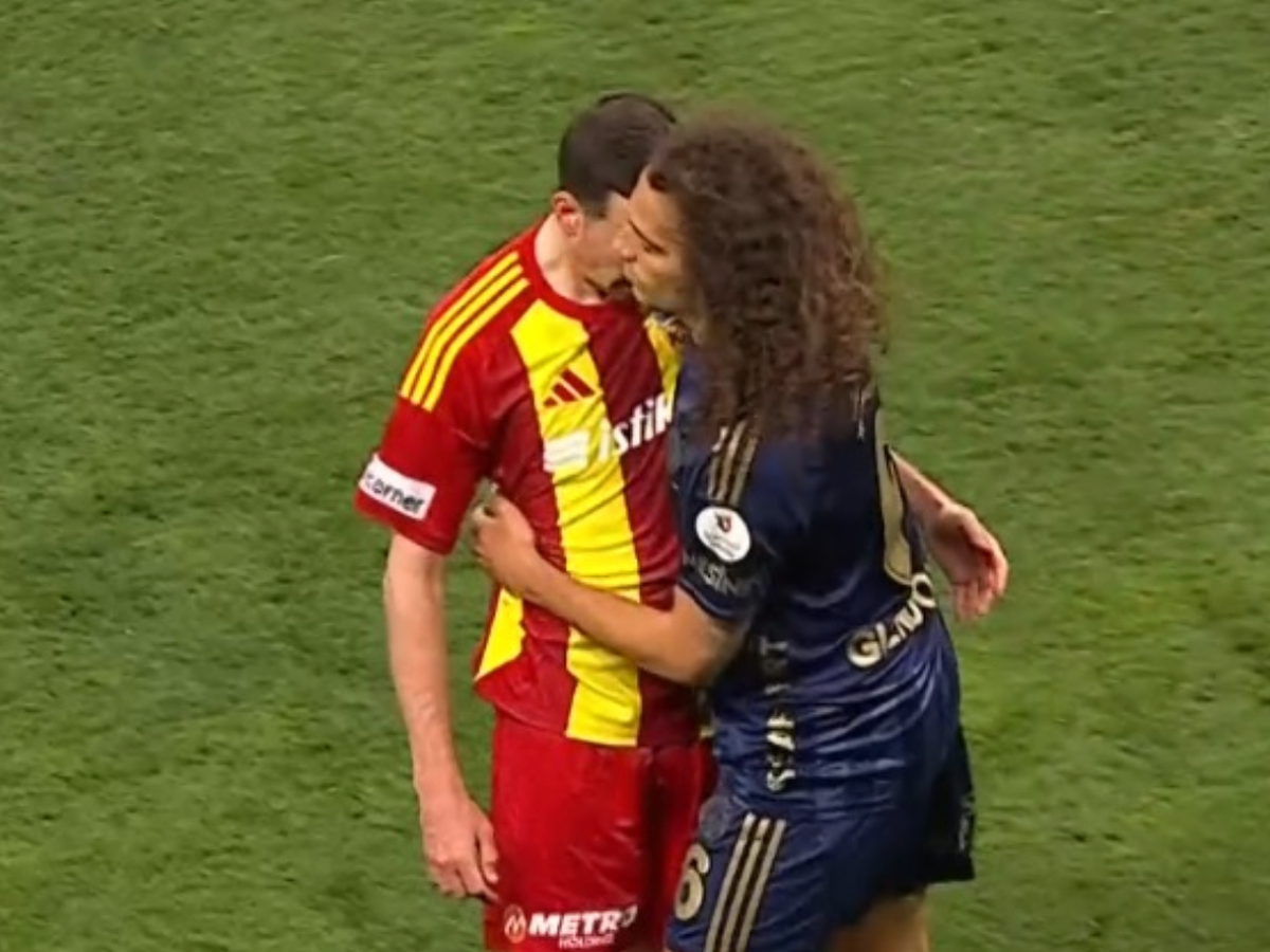 Fenerbahçe - Kayserispor Maçında Gergin Anlar: Kırmızı Kart Tartışması ve Yabancı Madde İsabetti