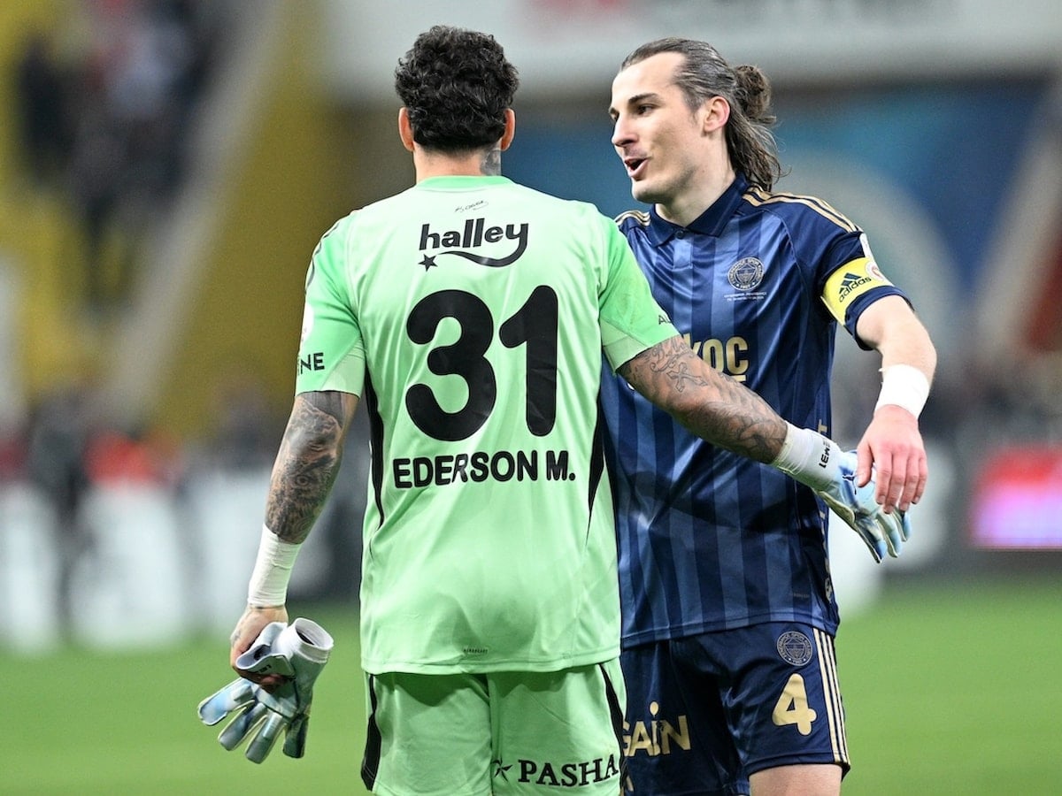 Fenerbahçe Kalecisi Ederson'dan Eleştirilere Yanıt: 'Hakaret Olmadığı Sürece Eleştiri Kabulümüzdür'