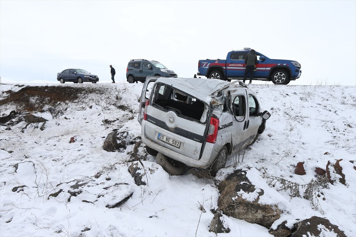 Kars'ta Trafik Kazası: Hafif Ticari Araç Şarampole Devrildi, Baba ve Oğlu Yaralandı