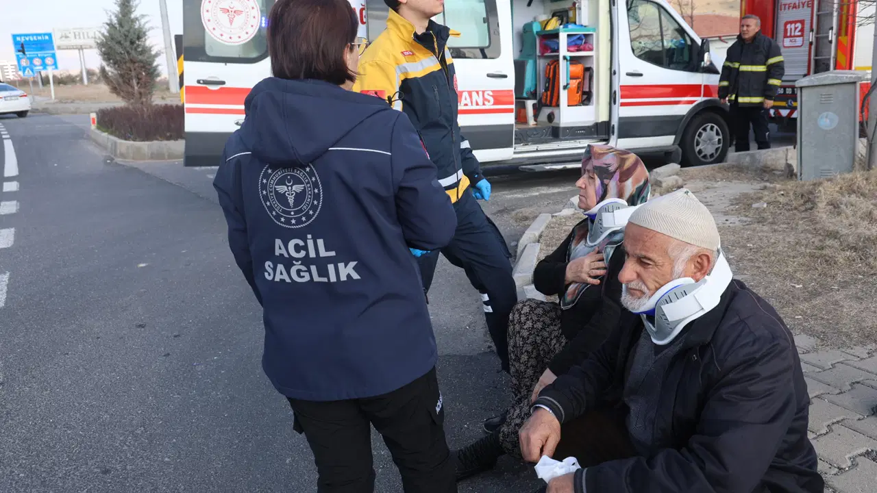 Nevşehir'de Trafik Kazası: Kırmızı Işıkta Bekleyen Araca Arkadan Çarpma Sonucu 2 Yaralı
