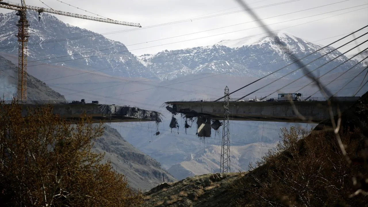 ABD-İsrail, İran'ın Kaşan Kentinde Demir Yolu Köprüsüne Saldırdı: 3 Kişi Hayatını Kaybetti