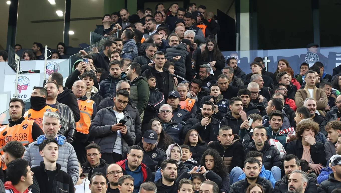 Gençlerbirliği - Galatasaray Maçında VIP Tribününde İzdiham Yaşandı