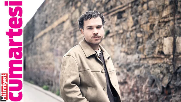 ‘Tiyatro sevdiğin insanlarla birlikte yaptığında en güzel haline ulaşıyor’