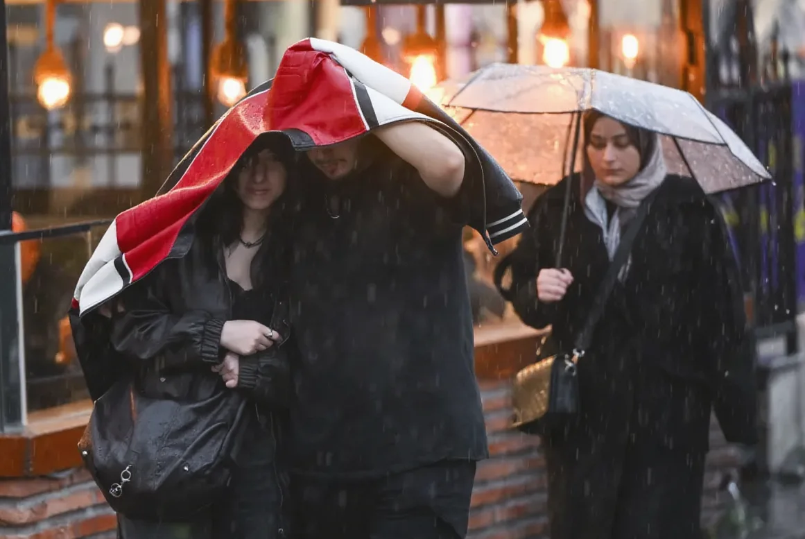 Batıda Bahar, Doğuda Yağış Sürüyor: 3 İl İçin Sarı Kodlu Uyarı