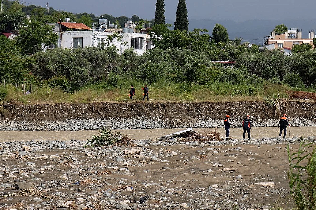 Hatay'da Sel Sularına Kapılan 2 Gencin Aranması Sürüyor
