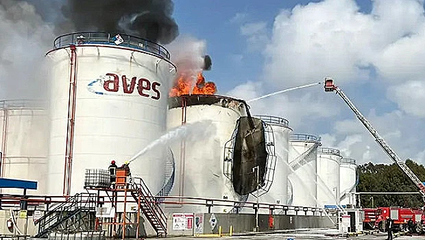 Mersin'deki Yakıt Tankı Yangını Kontrol Altına Alındı