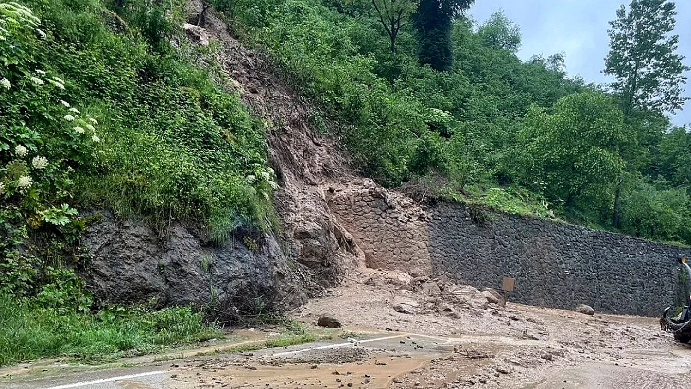 Ordu'da Sağanak Yağış ve Heyelan: Fatsa-Aybastı Kara Yolu Ulaşıma Kapandı