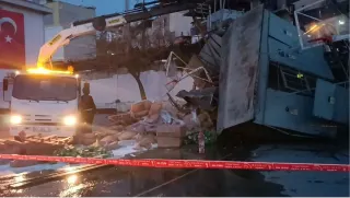 Freni Boşalan Kamyon Okul Bahçesine Düştü: 1 Yaralı